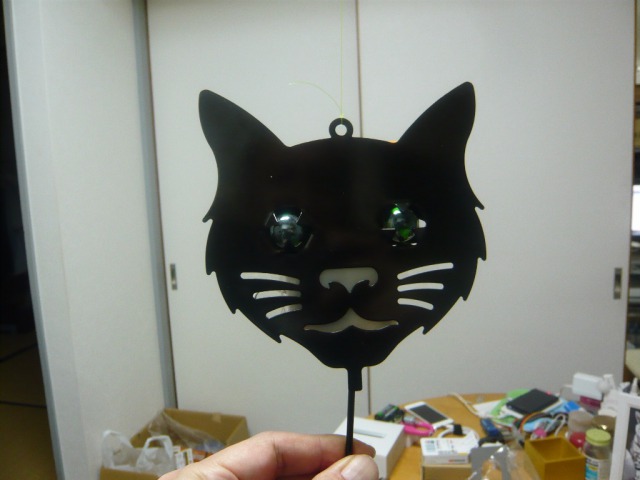 暗い中で人が動くと笑う猫の顔