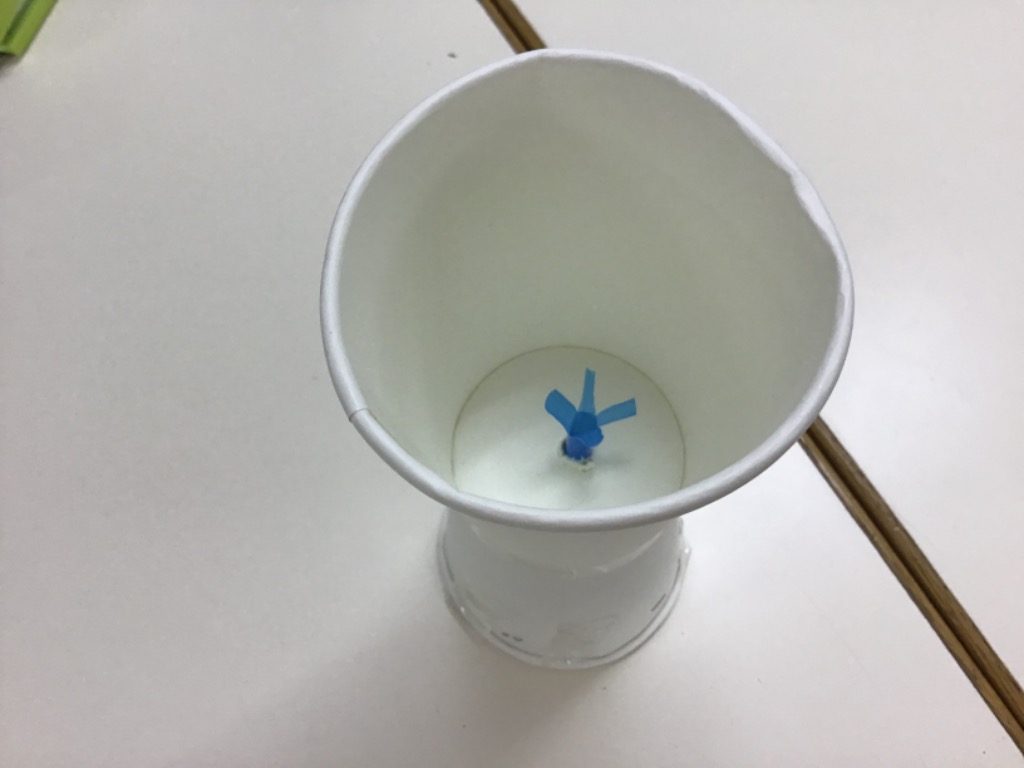 家でテレビを楽しみながらコーヒーを！
