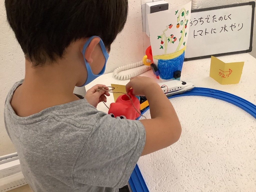おうちでたのしくトマトに水やり