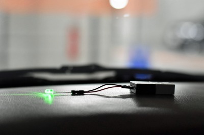 ダッシュボードで光るLED 広い駐車場でMESHを活用