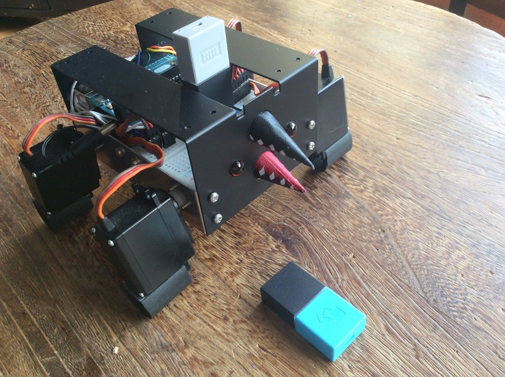 動きタグの向きで操縦する４足歩行ロボット